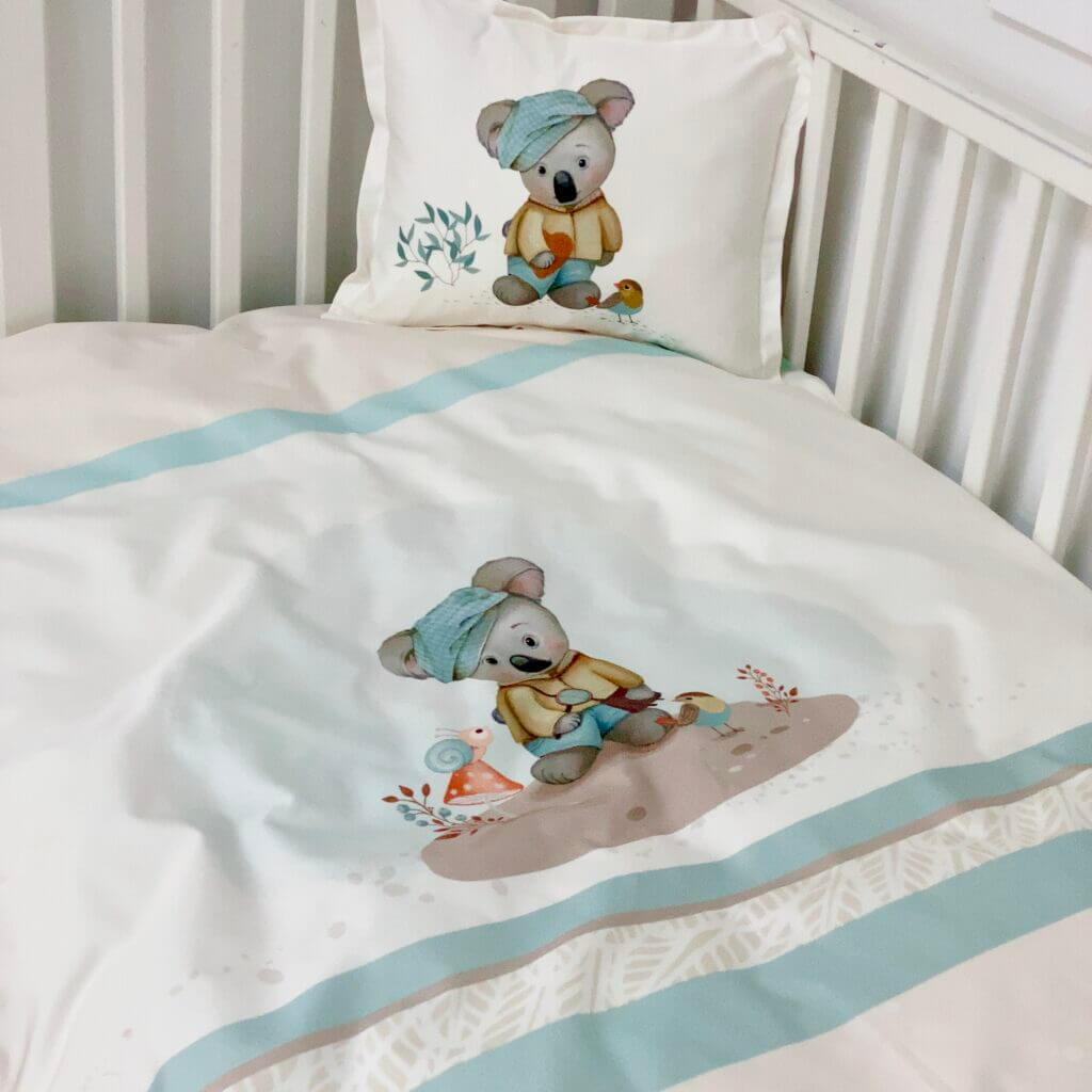 literie pour bébé- housse de couette, couette et coussin en coton avec motif koala avec chapeu bleu, couleurs blanc cassé, bleu et beige convient à bassinette standard