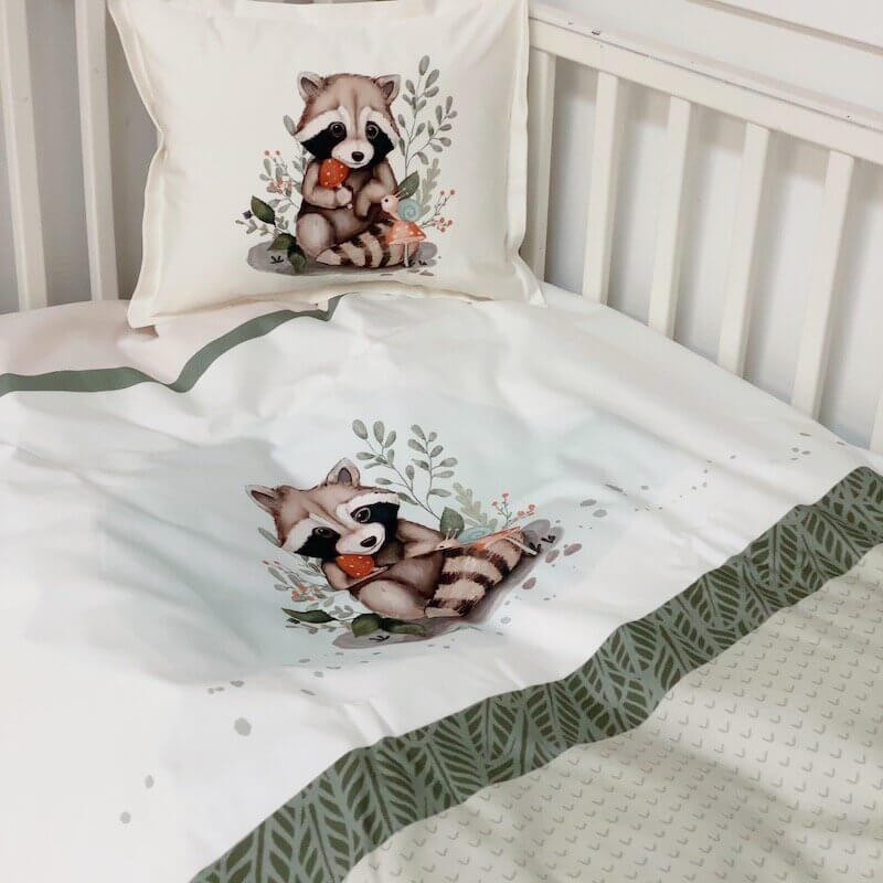 ensemble pour lit de bébé en coton sertifié avec motif imprimé raton laveur ,champignon et escargot , couleurs vert sauge , vert foret et blanc cassé , fait au Quebec par La Fée