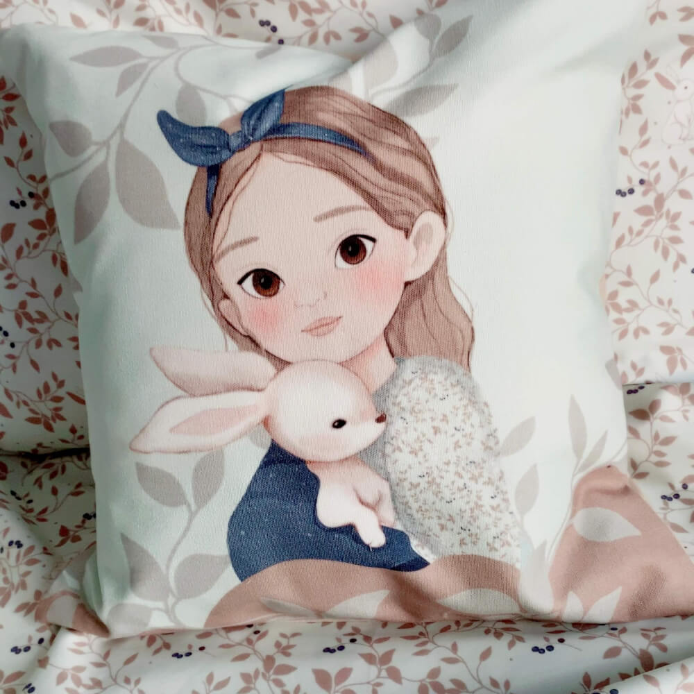 Coussin bleu pastel en coton avec motif imprimé fille et lapin