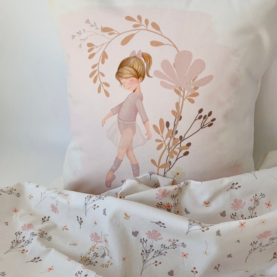 Coussin en coton avec motif ballerine enfant robe rose et fleurs roses