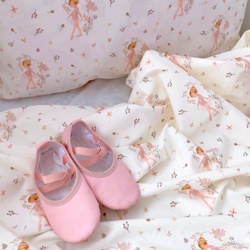 housse de couette en coton avec motif imprimé petites ballerines entourées de fleurs, de cœurs et de brindilles délicates, sur un fond blanc crème