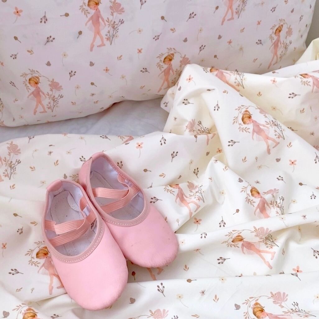 housse de couette en coton avec motif imprimé petites ballerines entourées de fleurs, de cœurs et de brindilles délicates, sur un fond blanc crème