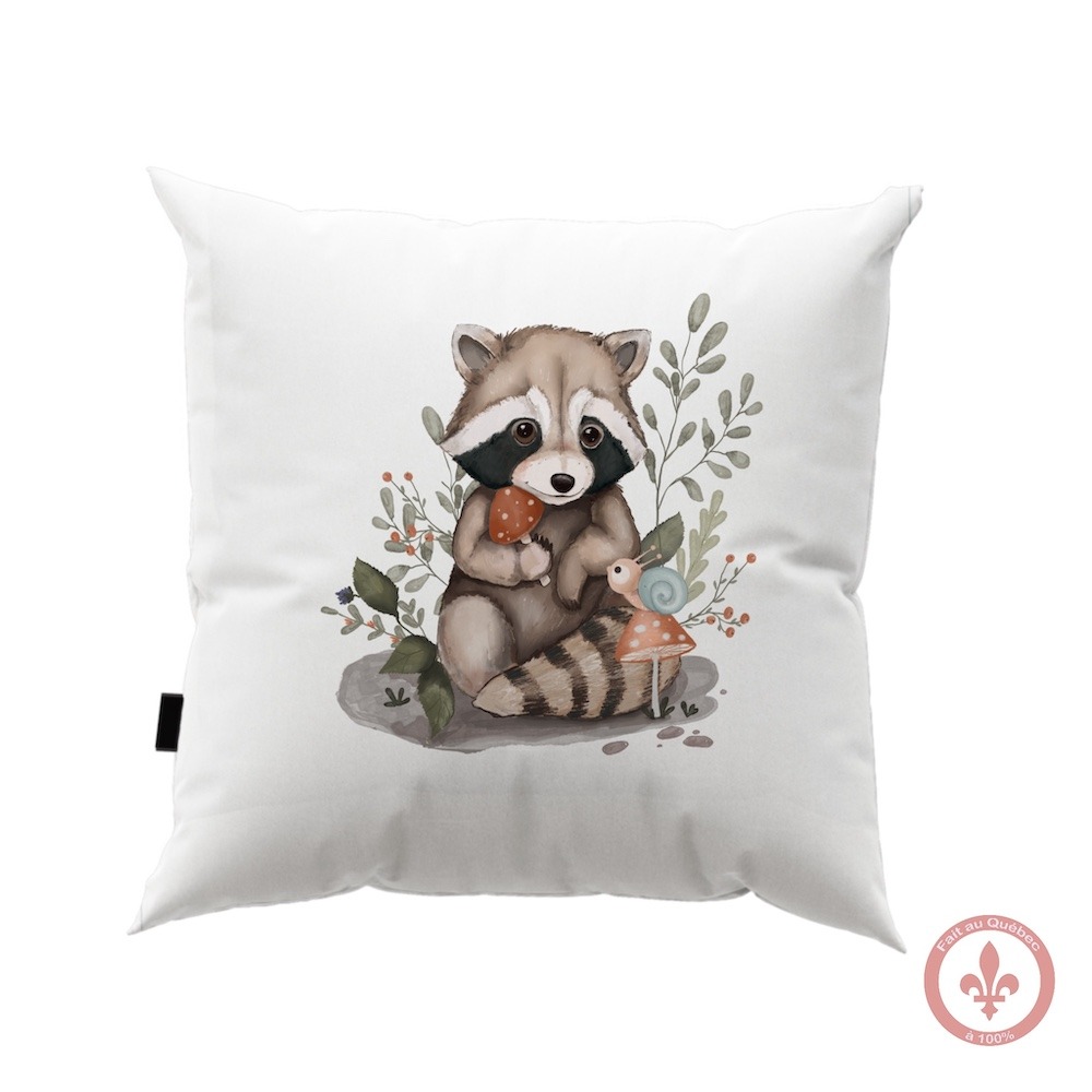 housse de couette blanc avec motif imprimé un adorable raton laveur qui tient un champignon dans ses petites pattes, avec un escargot venu lui rendre visite tout près. Entouré de branchages et de baies dans des tons doux