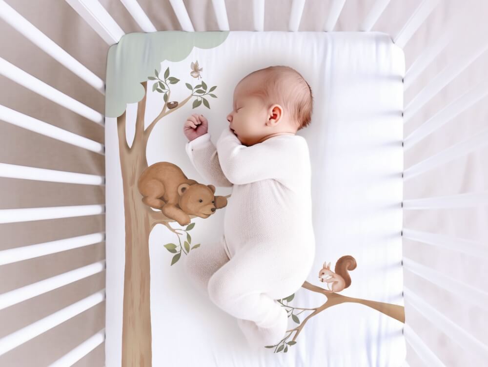 drap contour pour lit de bébé , bassinette, blanc cassé avec motif animaux de la foret ours, écureuil, renard