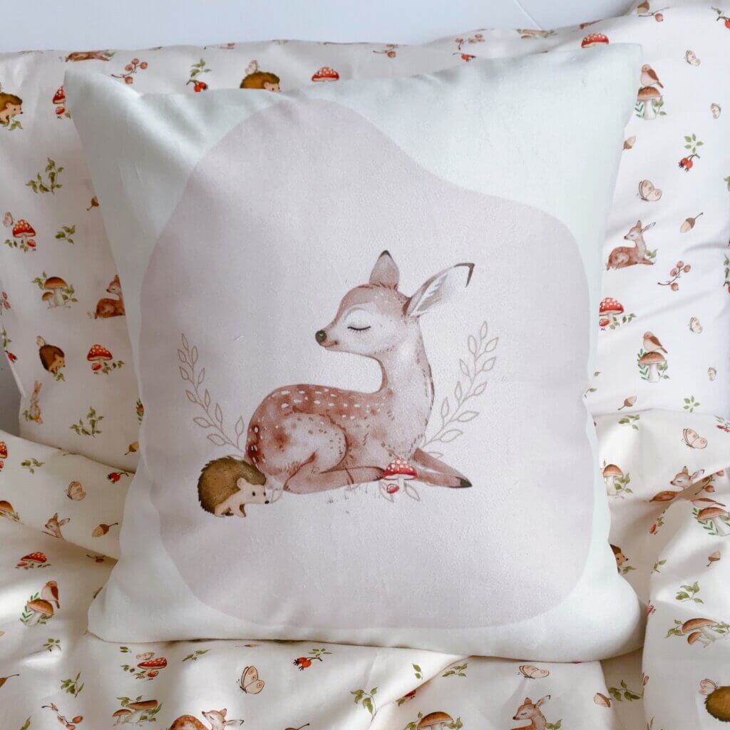 coussin  décoratif caré chevreuil et hérisson