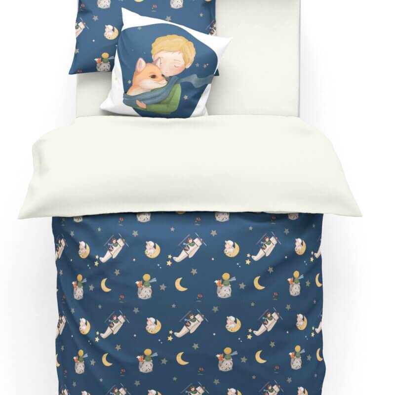 Housse de couette  en coton bleu nuit pour enfants avec motifs inspirés du Petit Prince : mouton, renard, étoiles, lune, avion et rose sous cloche.