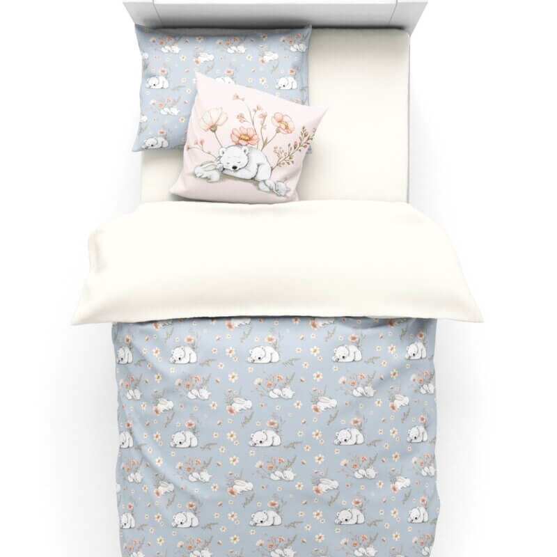 Housse de couette enfant bleu pastel avec motif imprimé ours ,renard et lapins entourés de fleurs roses. 