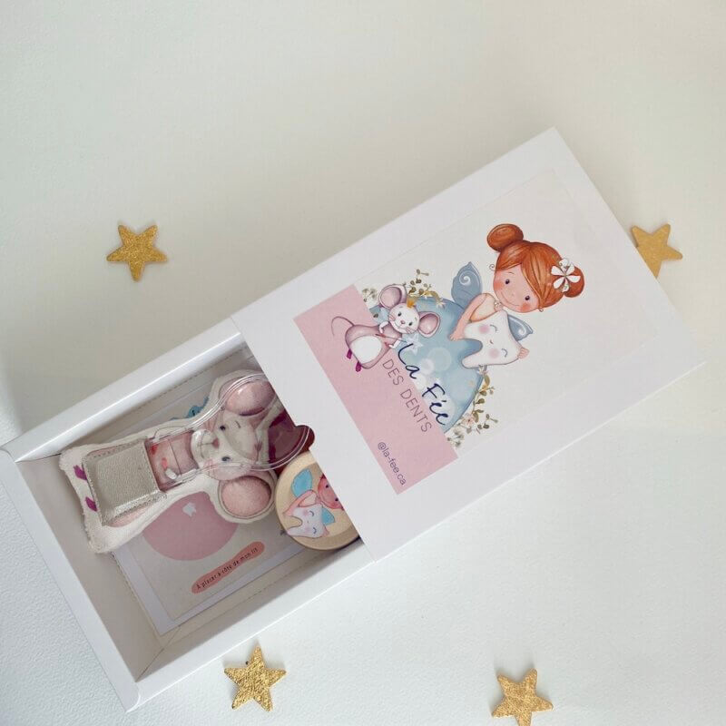 À l’intérieur de cette boîte, vous découvrirez une petite figurine de souris. Elle est équipée d’une poche spéciale destinée à recevoir une pièce de monnaie en récompense du courage de votre enfant. une petite boîte conçue pour la dent, une mini-loupe ,poussier magique et des 3 cartes spéciales.