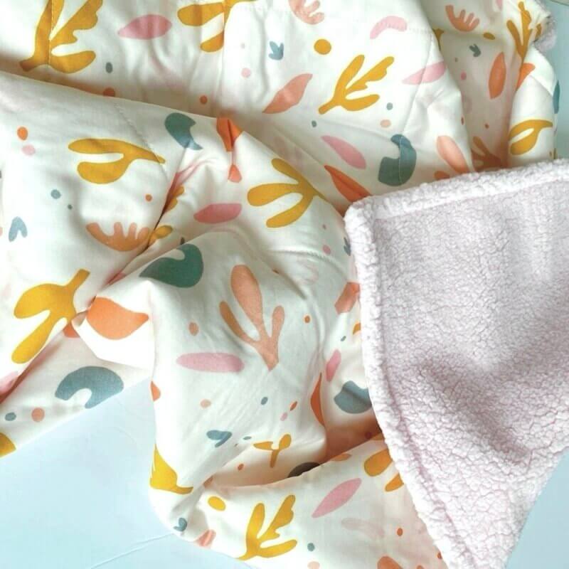 Couverture pour bébé Mathis aux motifs géométriques coloré