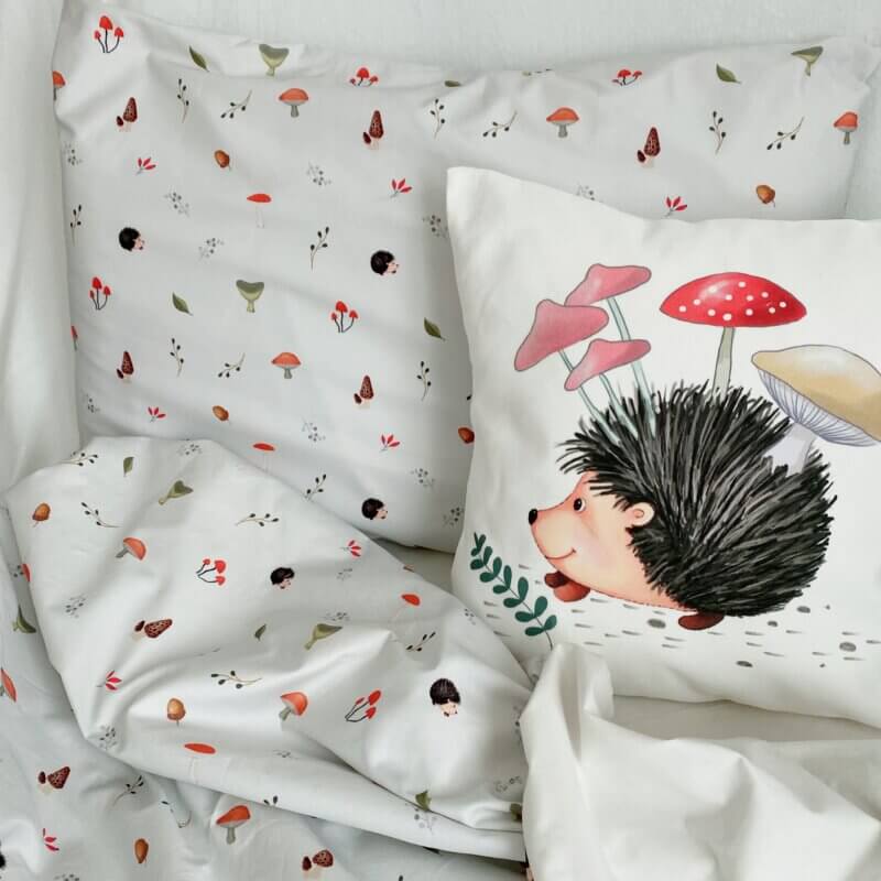Housse de couette grise avec motifs de hérissons et petits champignons pour chambre d'enfant.