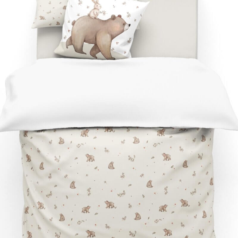 Housse de couette enfant beige avec motifs ours, branches et étoiles, linge de lit doux et mixte pour chambre bébé ou enfant.