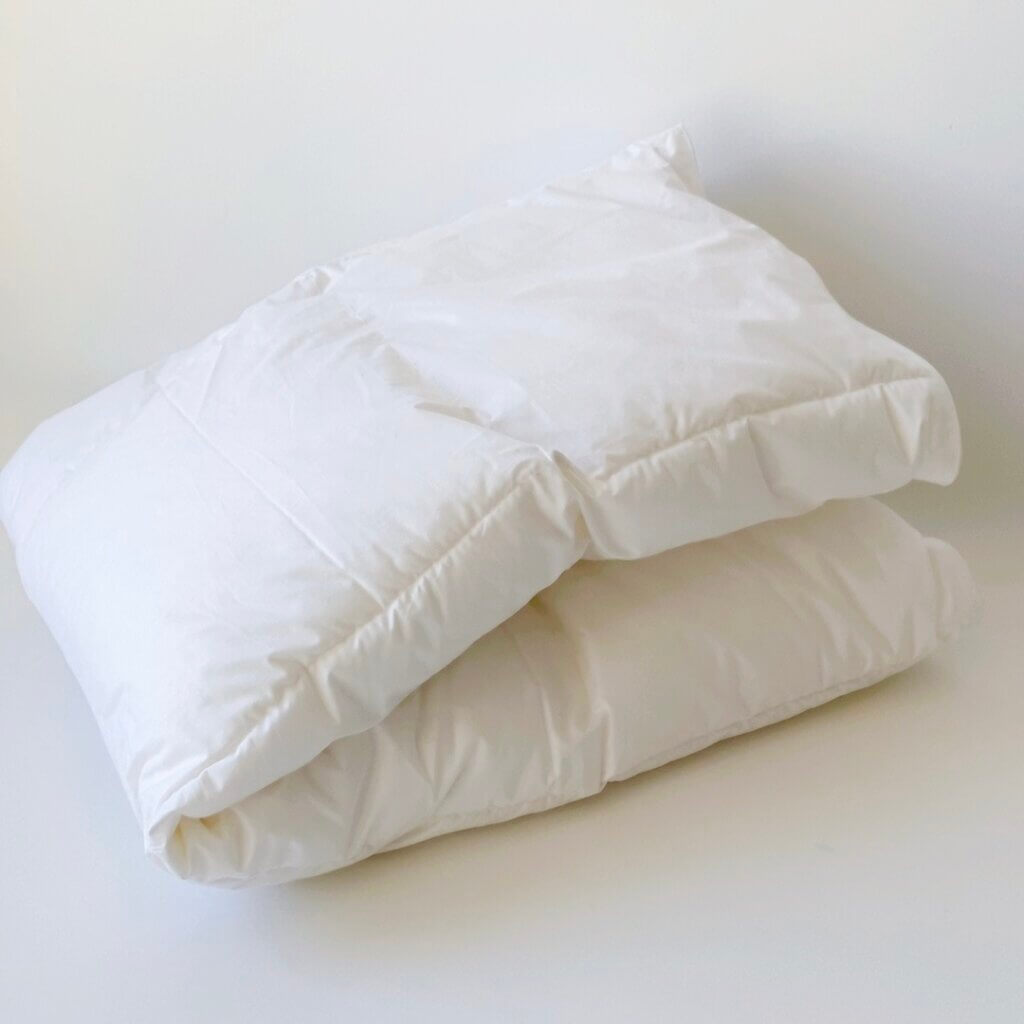 Couette blanc pour lit de bébé, simple , double fait au Canada par Cuddle down