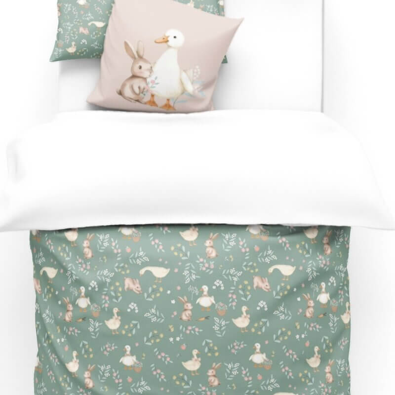 Housse de couette enfant verte avec motifs canards, lapins, fleurs et feuillages, linge de lit doux pour bébé ou enfant.