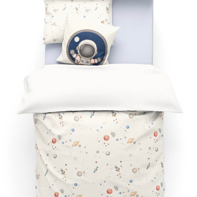 Housse de couette enfant motif espace avec astronaute, planètes, étoiles et fusées sur fond beige clair.