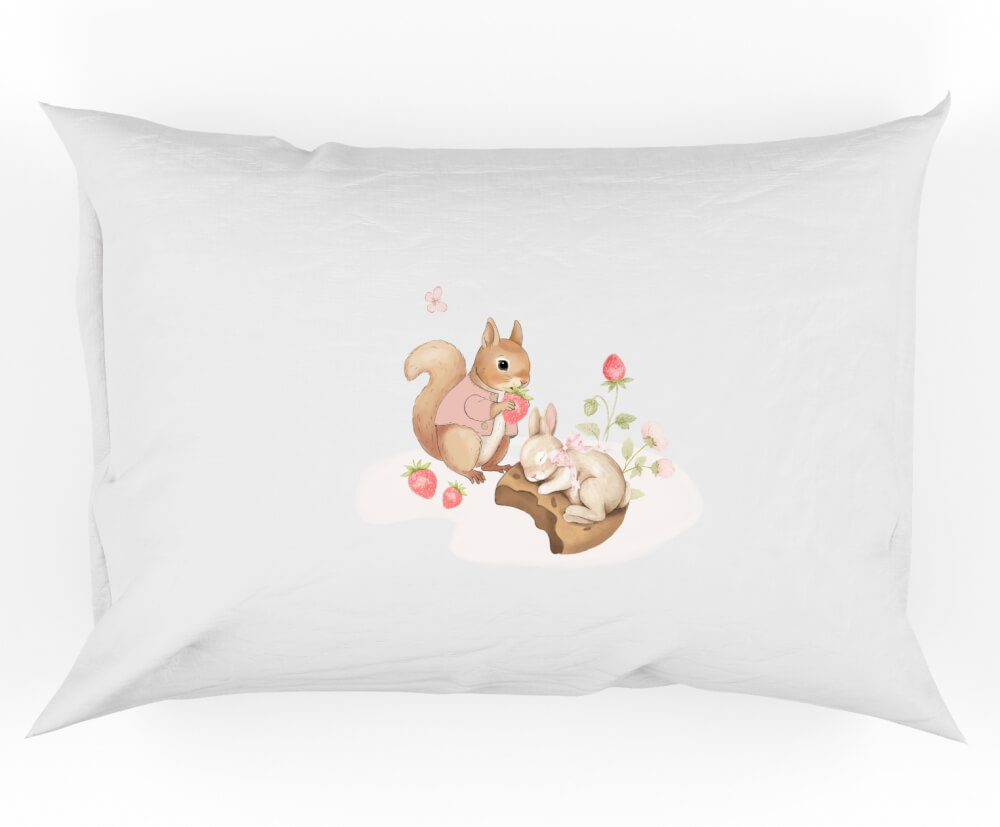 taie d'oreiller e coton avec motif imprimé écureuil et lapin endormis entouré des fraises