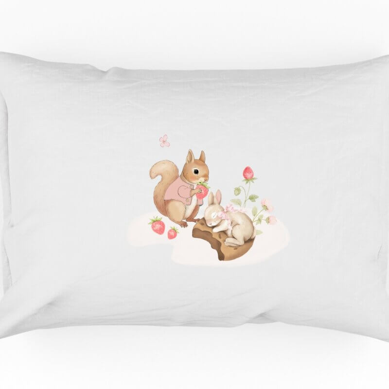 taie d'oreiller e coton avec motif imprimé écureuil et lapin endormis entouré des fraises