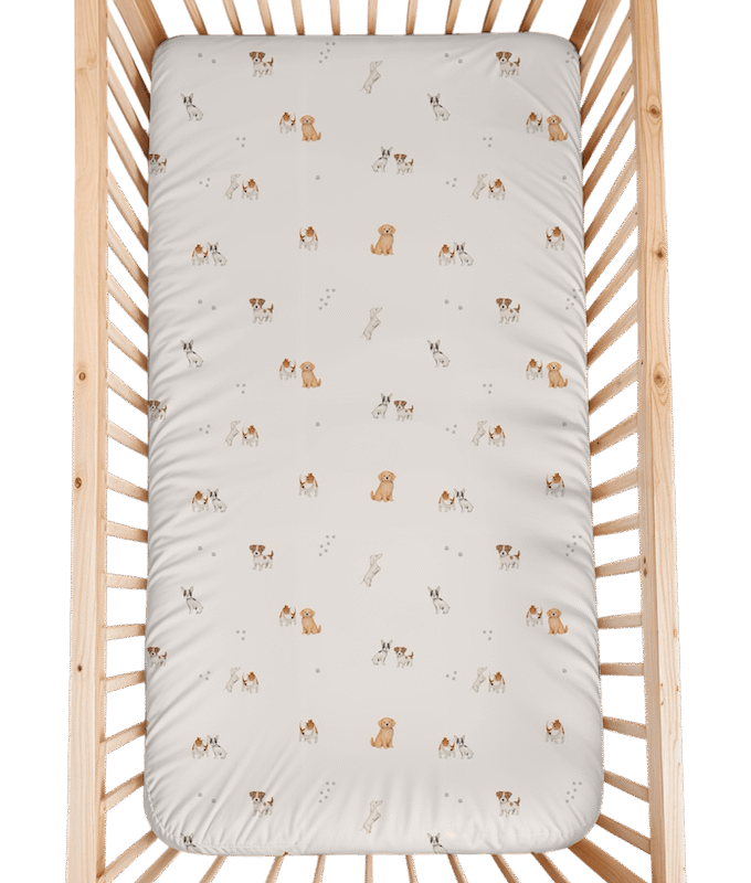 Le drap est orné d'un imprimé délicat mettant en vedette une "équipe" de petits chiens de races différentes. On peut y apercevoir des illustrations de chiots aux tons naturels (marron, beige, blanc et noir), notamment des bouledogues français, des goldens retrievers ou labradors, et d'autres petits chiens à taches.