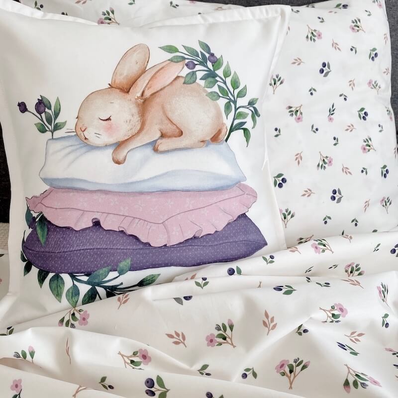 Housse de couette blanc crème en coton avec motif imprimé myrtilles , fleurs , feuilles dans les thons de couleur violette , mauve et vert