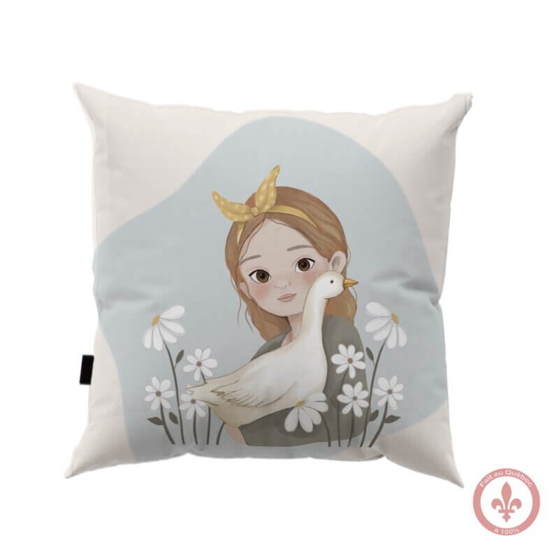housse de coussin mettant en scène une petite fille au look champêtre qui serre tendrement son oie contre elle, entourée de marguerites.