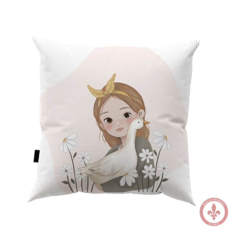 housse de coussin mettant en scène une petite fille au look champêtre qui serre tendrement son oie contre elle, entourée de marguerites sur fond rose