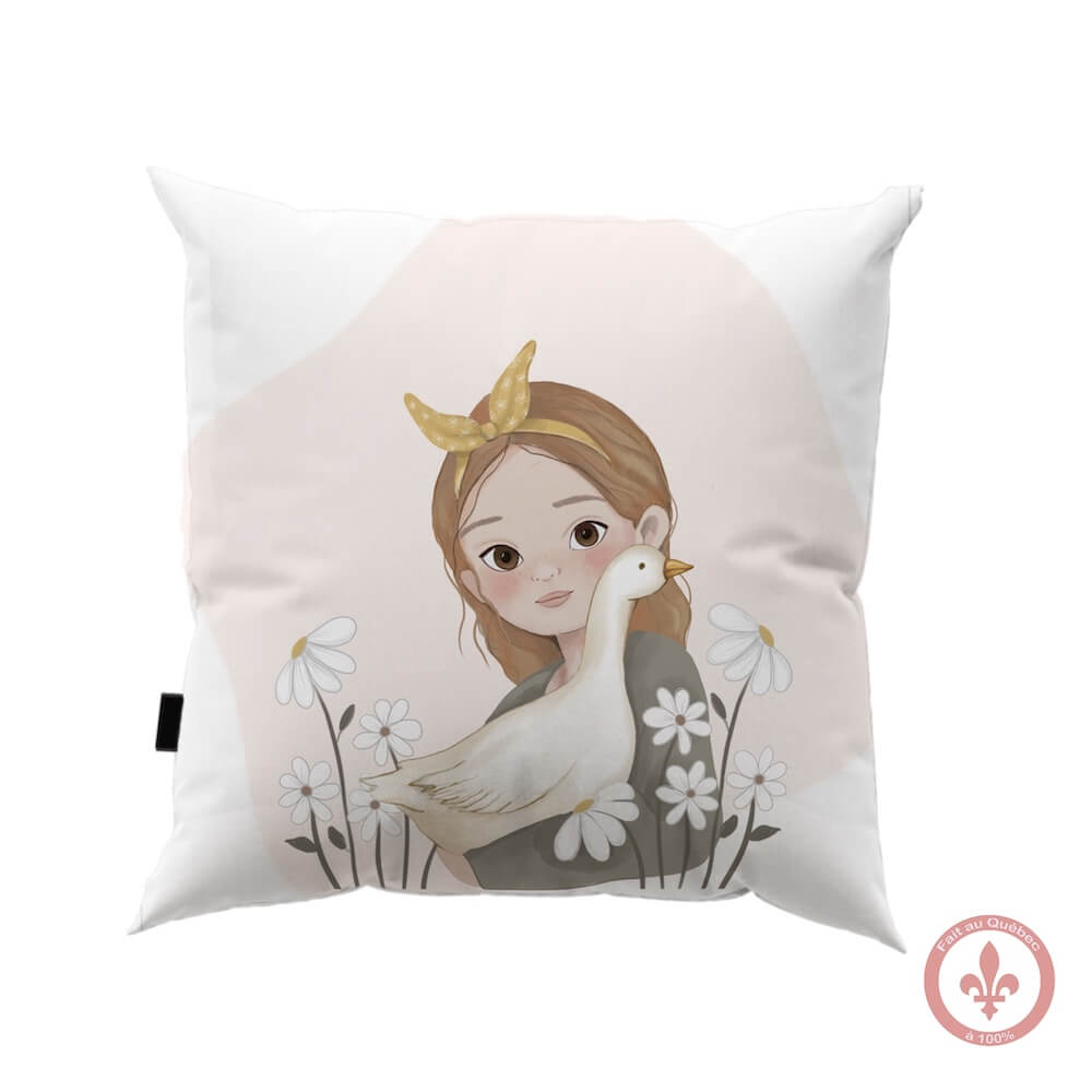 housse de coussin mettant en scène une petite fille au look champêtre qui serre tendrement son oie contre elle, entourée de marguerites sur fond rose