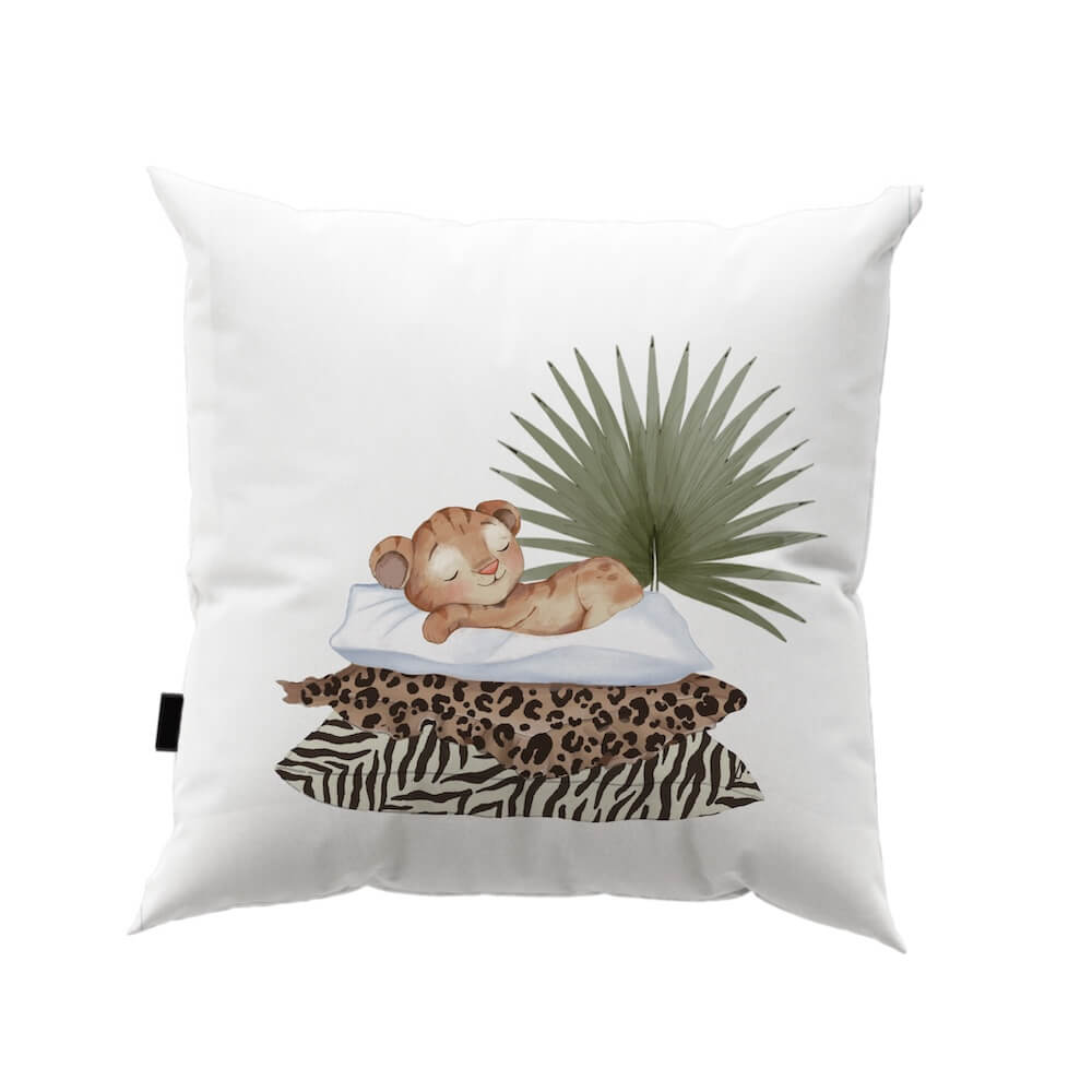 housse de coussin présente un magnifique motif imprimé lionceau endormi sur coussins à imprimés animaux (zèbre, léopard) et feuille tropicale.Elle est parfaite pour un décor style safari