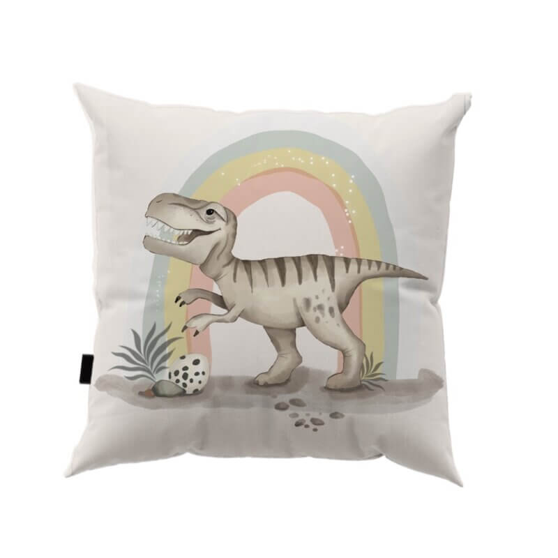 housse de coussin avec motif imprimé un petit dinosaure t -rex qui a l'air presque gentil sous son arc-en-ciel pastel, avec un œuf caché dans les feuillages.