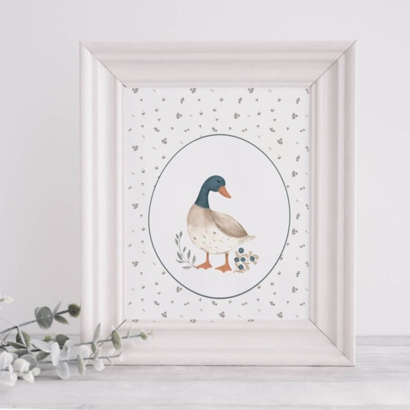 Illustration Un charmant canard au cou bleu-vert et au plumage délicat, entouré de petites fleurs et de bluettes.